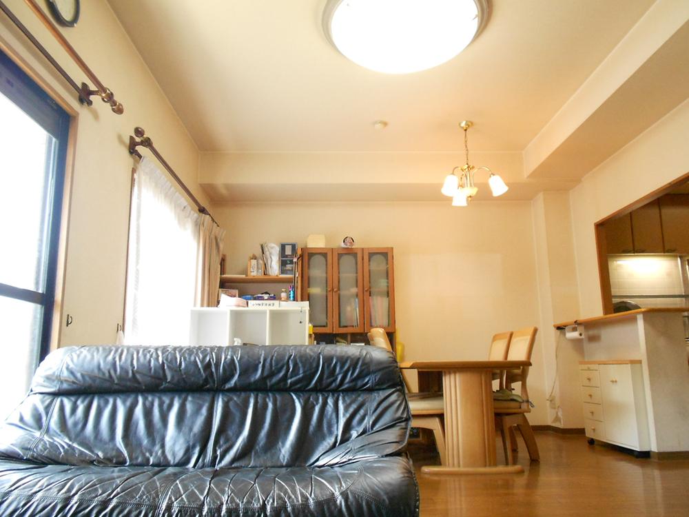 Living. About 21.5 quires of LDK. Brightly, Spacious space.