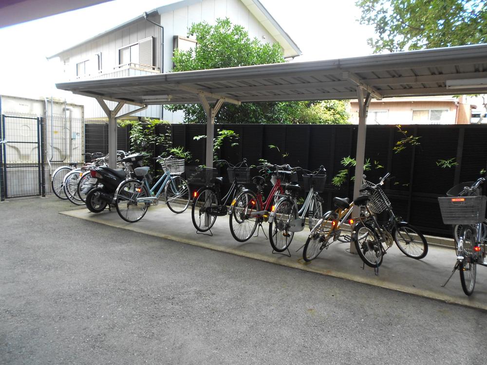 Other common areas. Is a parking lot on the north side of the apartment