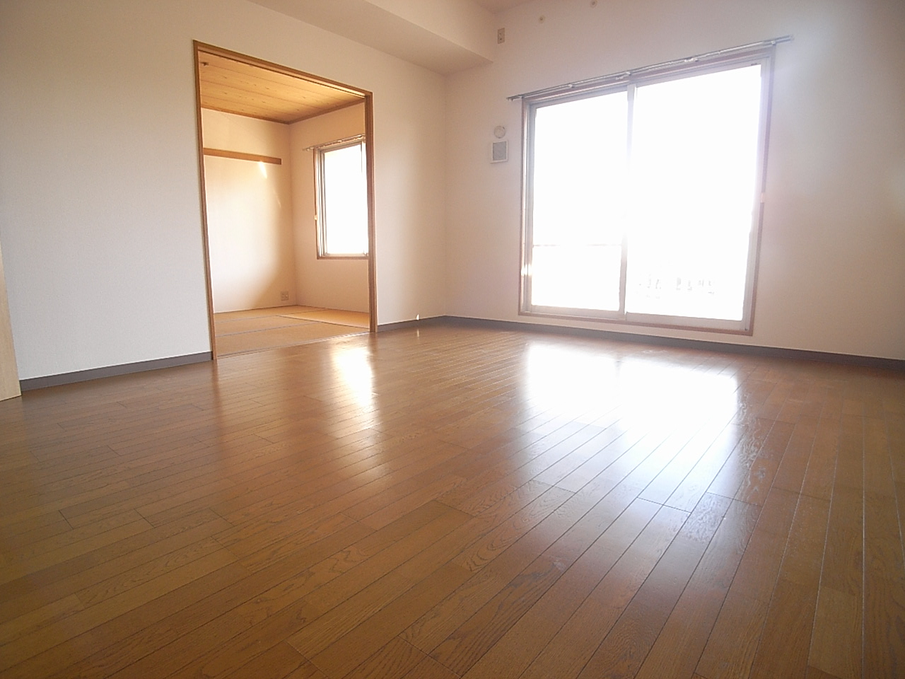 Other. Spacious living room. Because the corner room is a bright room