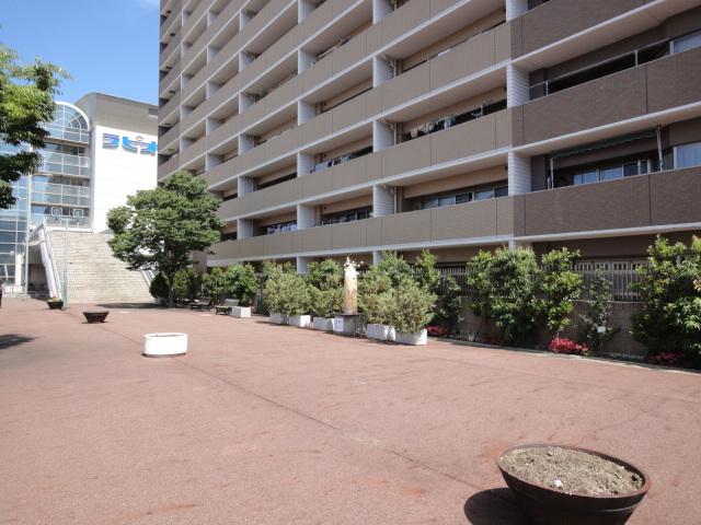 Local appearance photo. Apartment south of the pedestrian street shooting. Ventilation because there is no building in front ・ Day, etc. is good.
