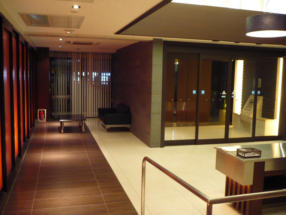 Entrance. This movie was shot in the entrance hall. It has adopted a slope, Communal area is also barrier-free design.
