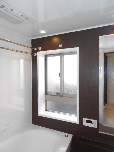 Bathroom. Taking a bathroom with a window. Bathroom heater delight dryer ・ Adopted with mist hot function. Also adopts warm tub.