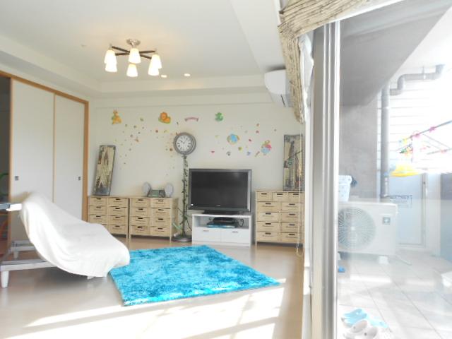 Living. South side is to ensure the lighting surface large, I like it so warm from the morning. Since the view is also good there is a feeling of freedom.