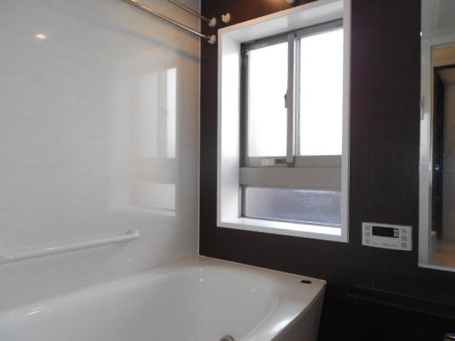 Bathroom. It can ventilation efficiently because there is a window, Bathtub for even a low-floor bathtub, You can also enter with small children.