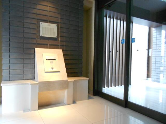 Entrance. Adopt a quadruple of security, including the auto-lock. Because security is solid you can live with peace of mind.