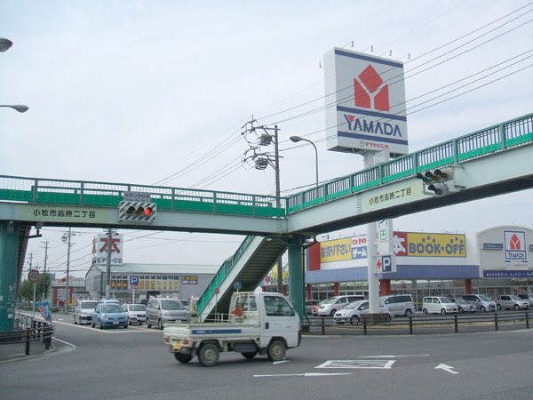 Shopping centre. Yamada Denki to (shopping center) 525m