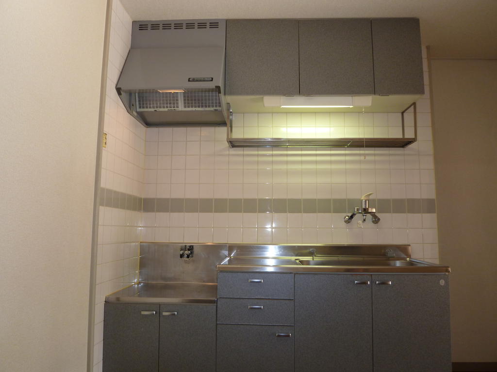 Kitchen. Plenty of kitchen storage that gas stove can be installed ☆