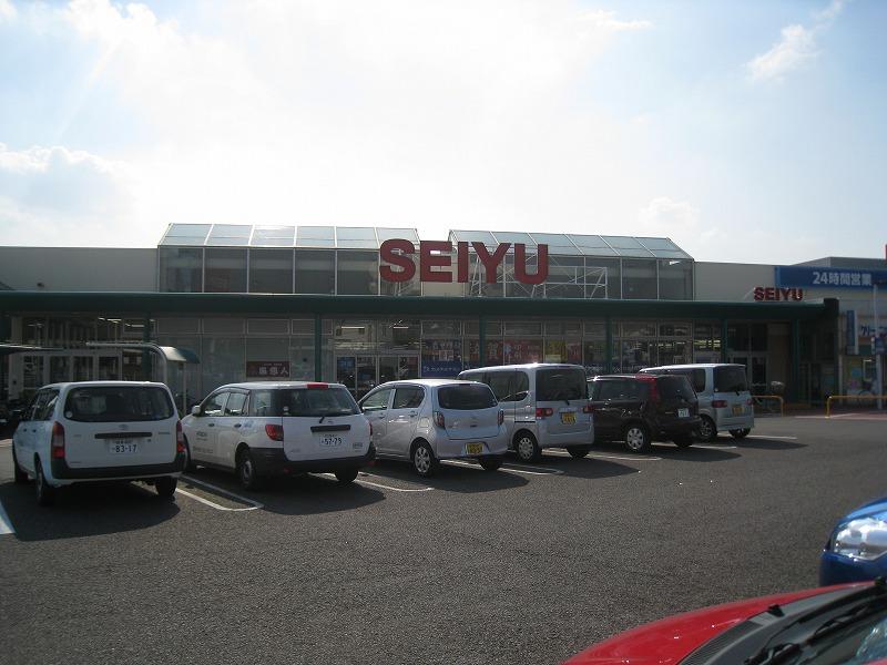 Supermarket. Seiyu Ajioka to the store 2196m