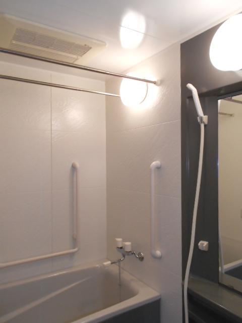 Bathroom. Bathroom is a bathroom with a heating dryer. Tub next to a friendly design to install the handrail barrier-free.