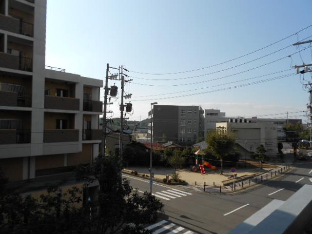 View photos from the dwelling unit. Shooting on the west side from the south side of the balcony. The center of the photo, And City Komaki Elementary School.