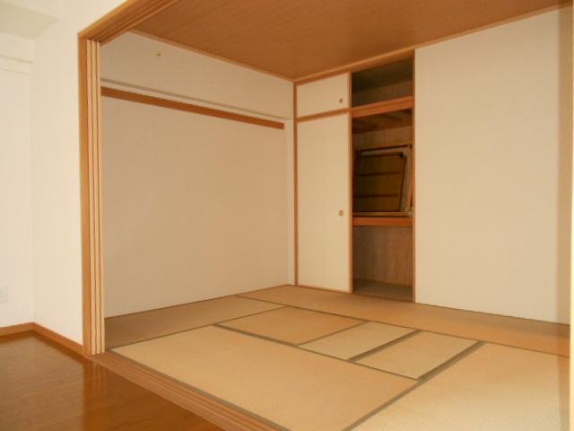 Non-living room. I photographed the Japanese-style room. There is no difference in level, Tsumazuku worry there is not a design.