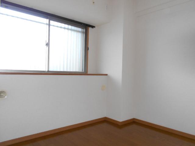 Non-living room. Shoot the northeast side Western-style. Because the window is large and light enters well is bright rooms.
