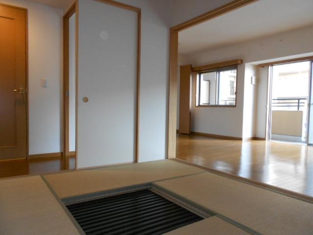 Non-living room. You are like your stand digging has been installed in the Japanese-style room. There is also a dedicated kotatsu desk.