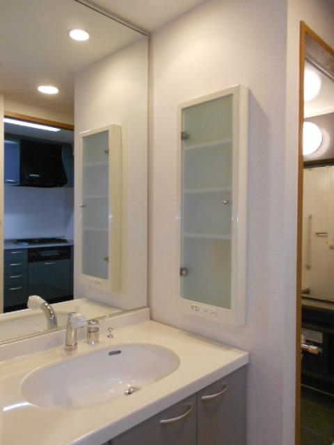 Wash basin, toilet. You can enter and exit from the kitchen and the hallway side, Is a wash room, which is friendly to the flow line.