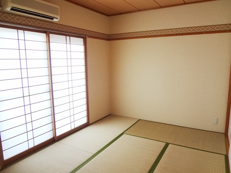 Living and room. There is also a Japanese-style calm down. 