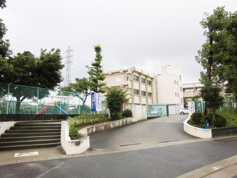 Primary school. 420m to Honjo elementary school