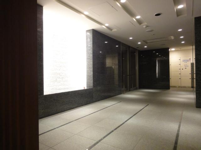 Entrance. When you enter the auto-lock entrance hall, which put a stone will spread.