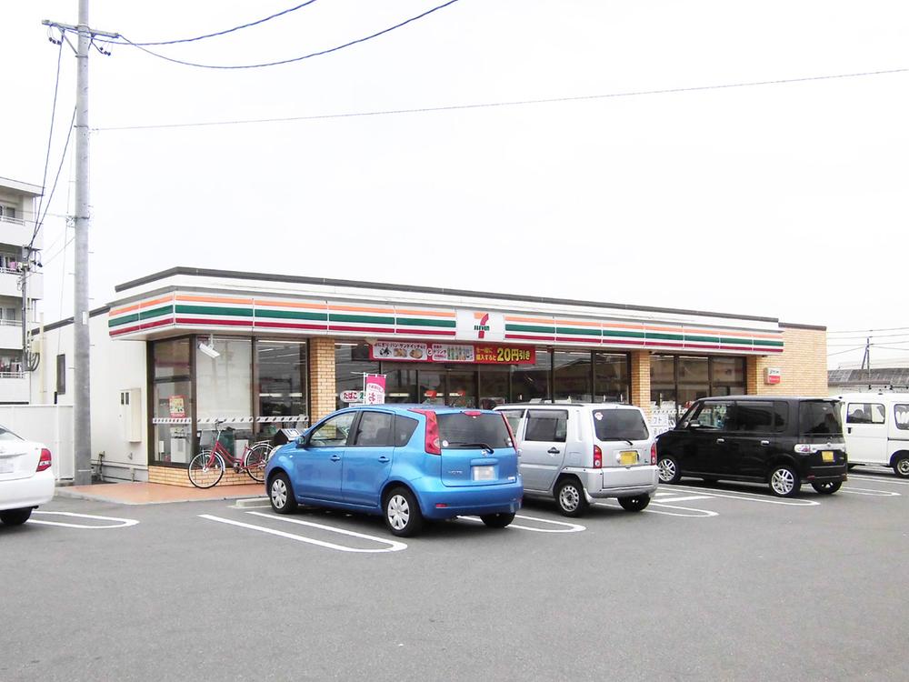 Convenience store. Seven-Eleven 670m to Komaki Higashi 1-chome