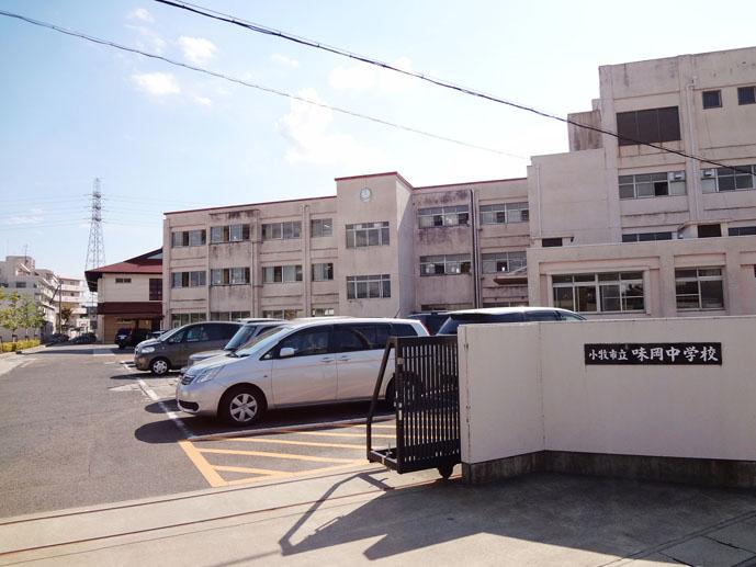 Junior high school. Become a 1000m new school building to Komaki City Ajioka junior high school, Ajioka junior high school learning environment is improved. 