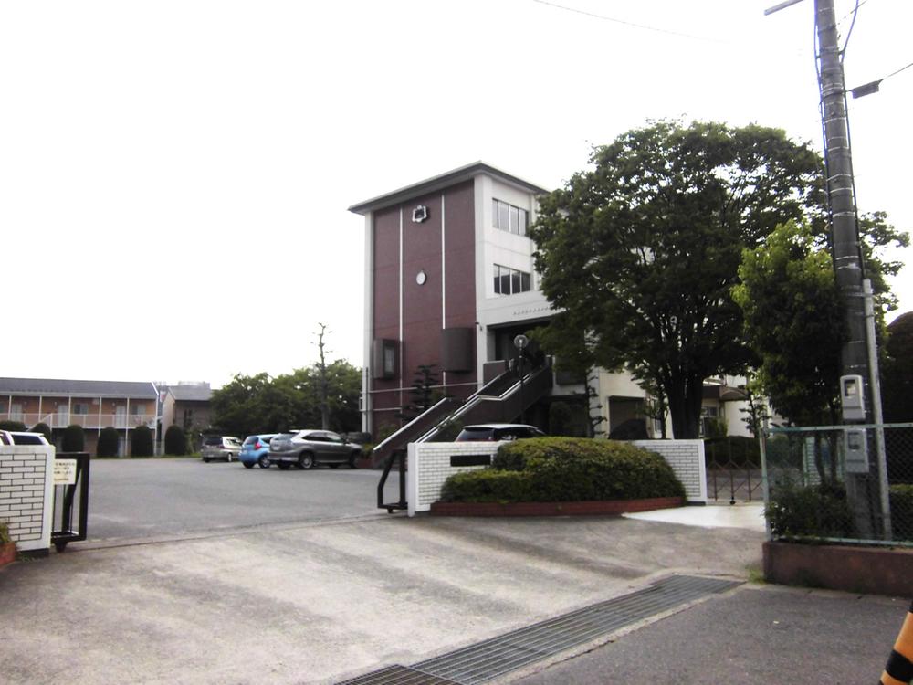 Junior high school. 770m to Komaki west junior high school