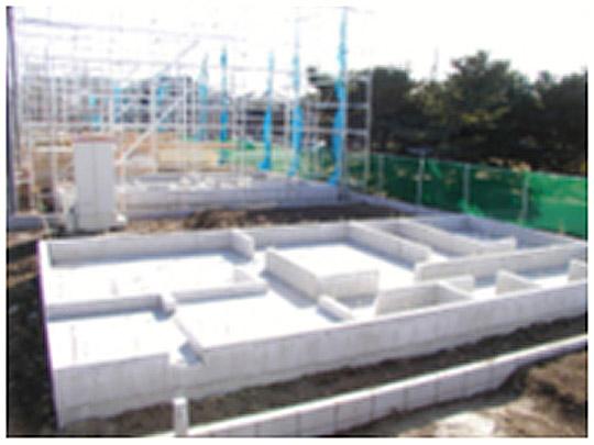 Construction ・ Construction method ・ specification. The rising height from the ground of the base portion to secure more than 400mm, In ventilation port provided between the foundation and the base of the outer part, Make the natural ventilation at all times under the floor. Foundation reduces the moisture from the ground and a solid foundation. Use the anti-termite preservative injection material to foundation, Preservative in bracing the pillar of within 1m from the ground ・ Conduct on-site application of the termiticide, Preservation of wood-based base material of the outer wall ・ For anti-termite, The ventilation layer is provided in the outer wall, Possible to wall body ventilation, Drain the moisture in the wall by natural ventilation. 