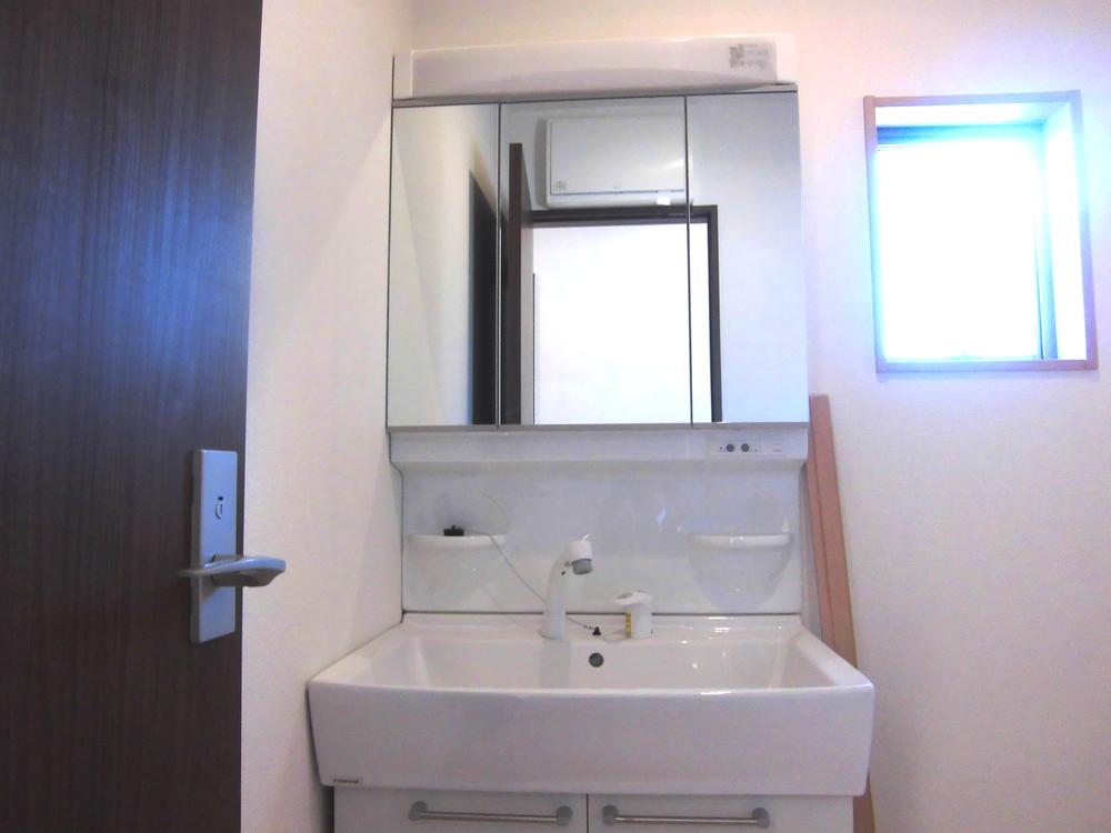 Wash basin, toilet. Three-sided mirror 750 size shampoo dresser