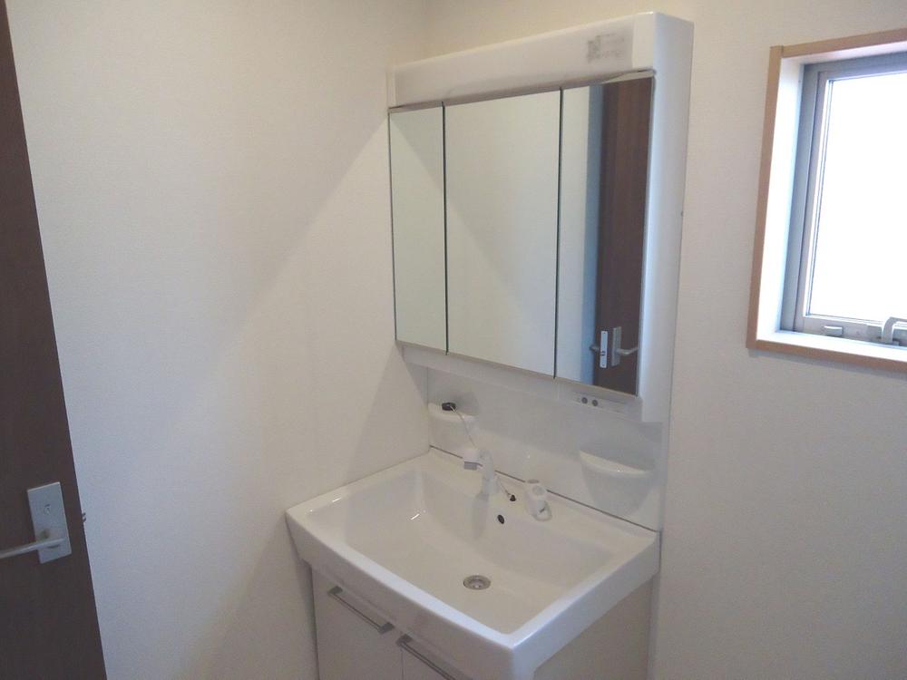 Wash basin, toilet. Shampoo dresser!
