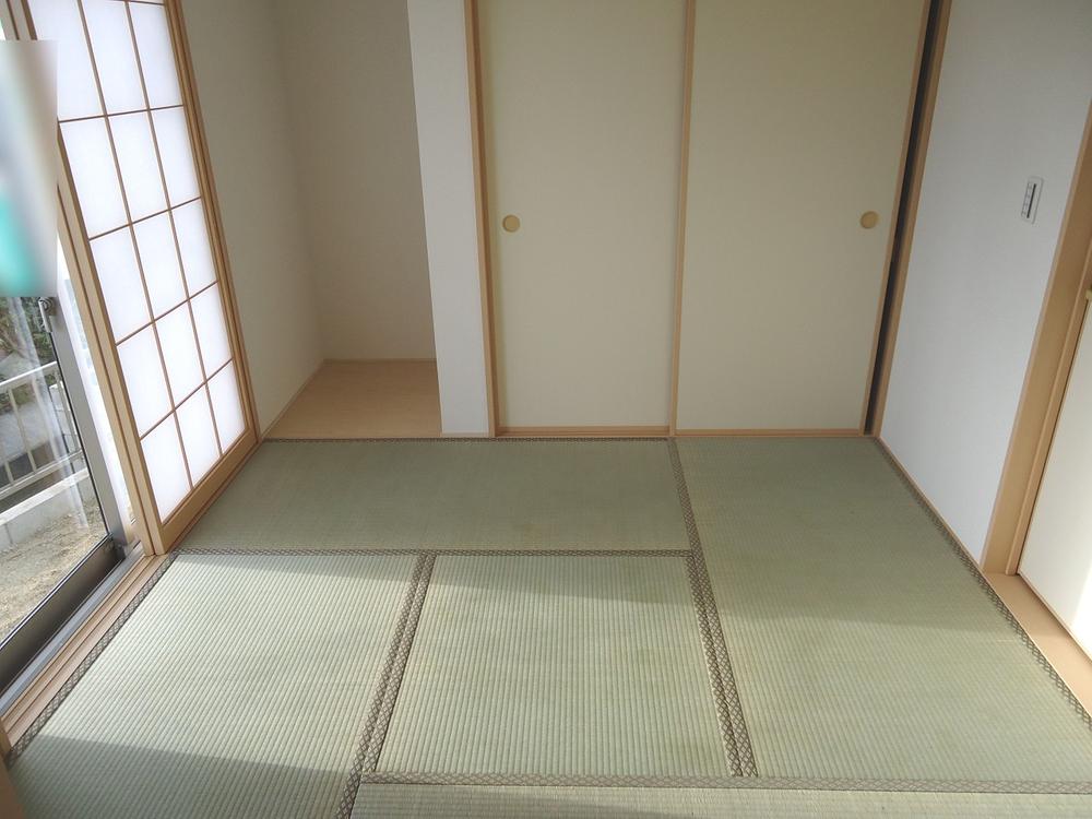 Non-living room. Living adjacent, South-facing Japanese-style room! 