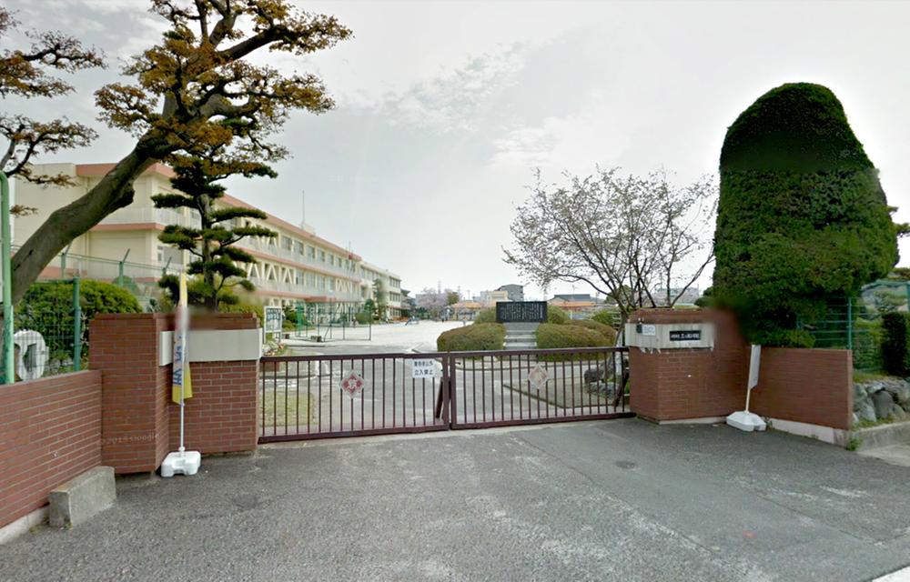 Primary school. 1687m to Komaki Municipal Mitsubuchi Elementary School