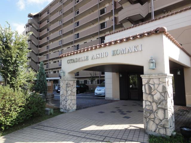 Entrance. We photographed the entrance approach part from the north side of the apartment.