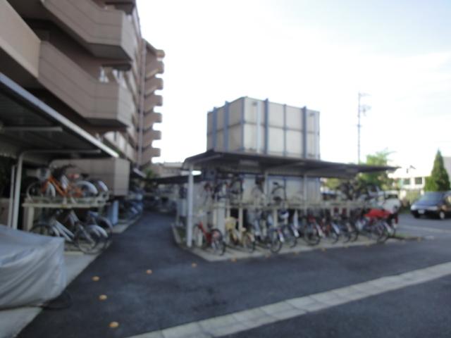 Other common areas. Taking a bicycle parking lot in the apartment site. It is rack type.