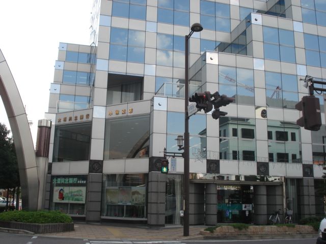 Bank. Ogaki Kyoritsu Bank until the (bank) 320m