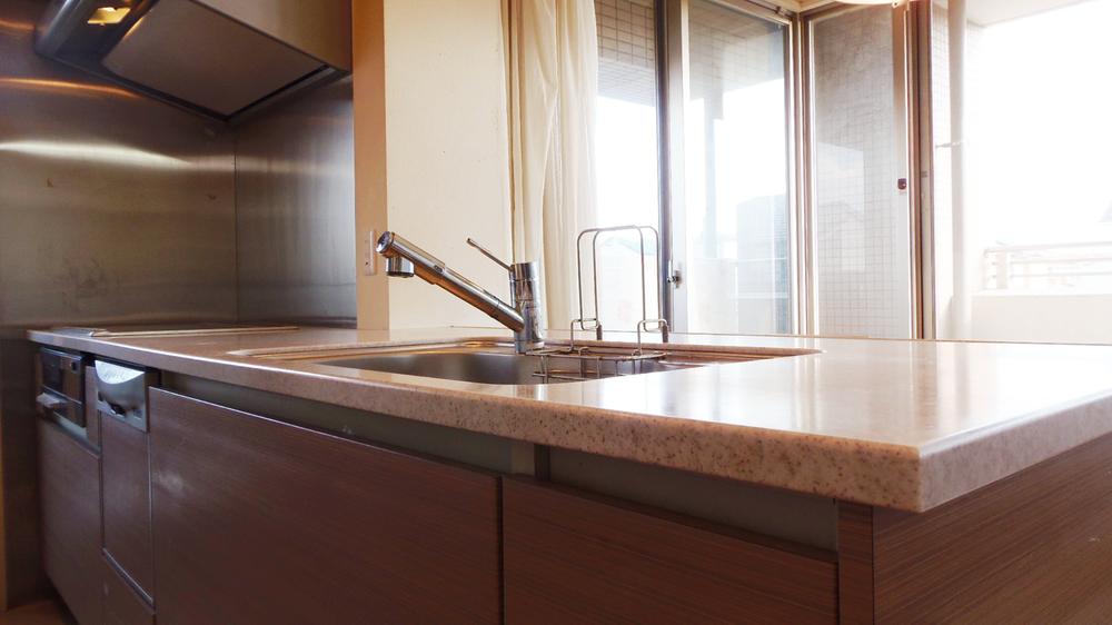 Kitchen. You can enjoy the unit sense of dining, Open style kitchen, And equipped with dish washing dryer
