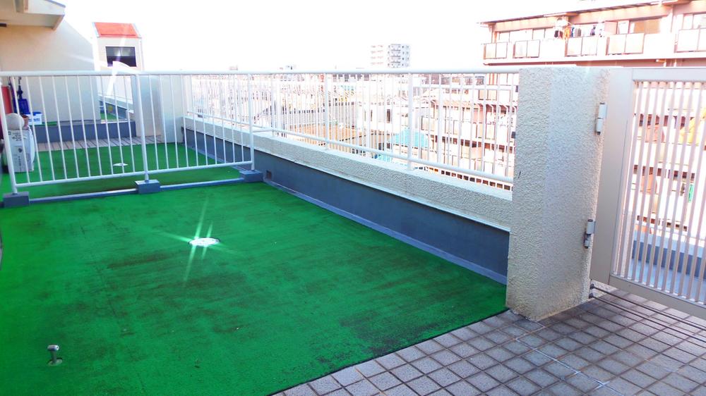 Other. The private alcove, Continuous balcony paved with some artificial turf, It increases the overwhelming serving airy.