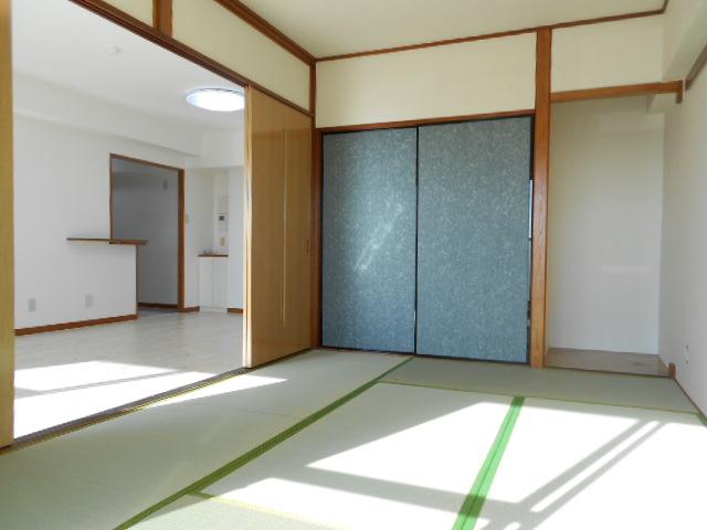 Non-living room. Shooting a Japanese-style room facing the southeast side. Tatami mat replacement ・ Bran Chokawa ending .. (December completed). Day is warm go well.