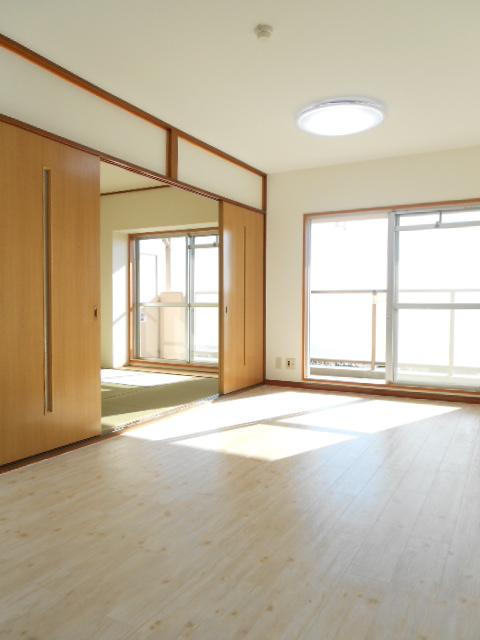 Non-living room. Living from the kitchen side ・ I photographed the Japanese-style room.