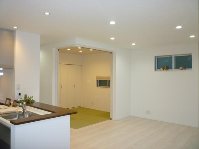 Living. Since the Japanese-style room of Tsuzukiai is overlooking well from the kitchen relieved to see a nap and figure playing children. Atype Local shooting H25.12.1