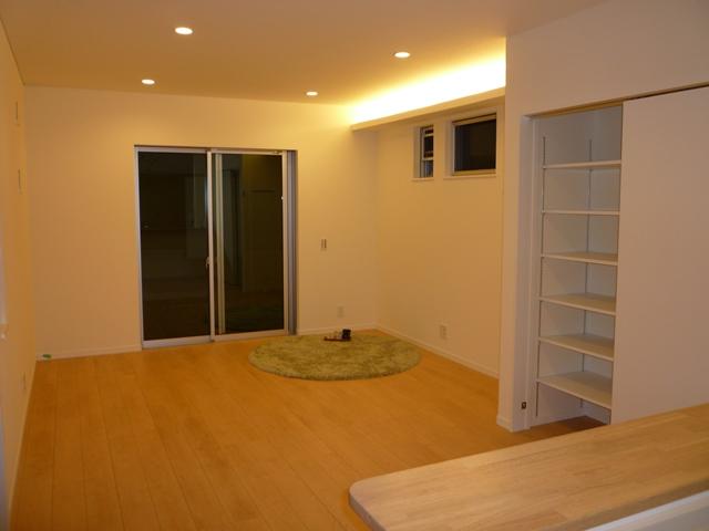 Living. Living with indirect lighting is the brightness can relax comfortably.  ※ Our construction cases