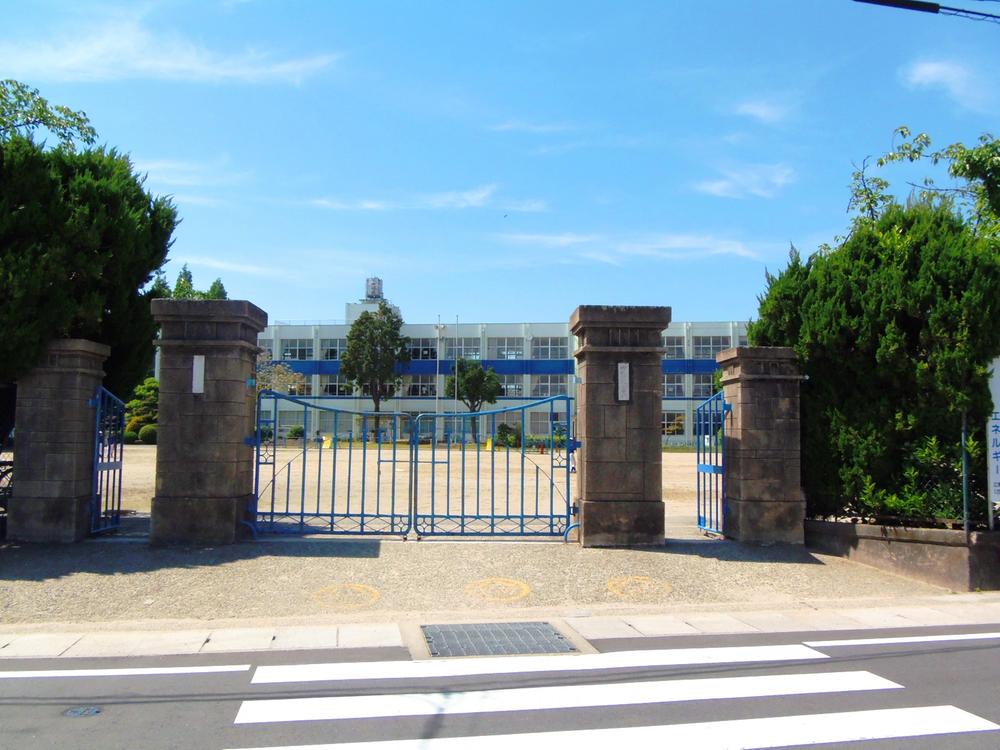 Primary school. Municipal Kochino North Elementary School  /  About 840m