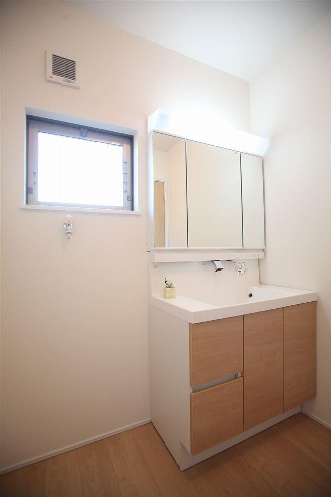 Wash basin, toilet. Indoor (11 May 2013) Shooting Building A