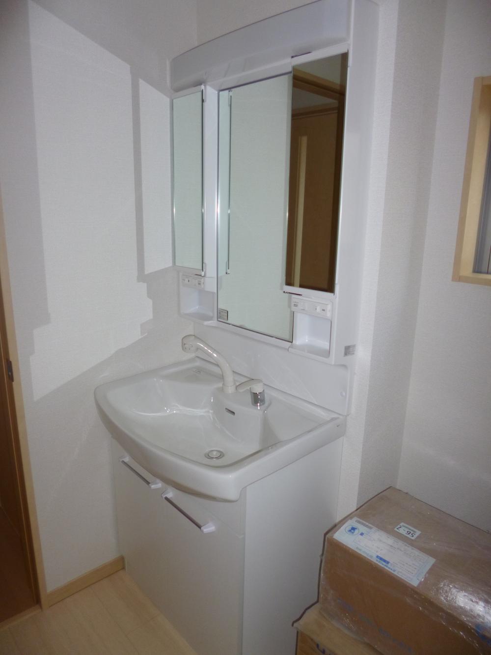 Wash basin, toilet. (2013.12.3 shooting)