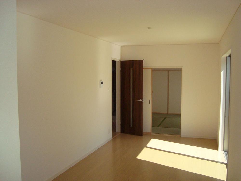 Living. 1 Building Facing south in sunny! 