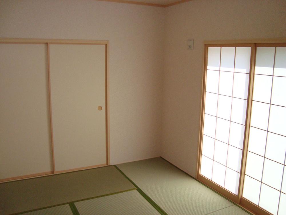 Non-living room. Japanese-style room Between the south-facing six tatami! 