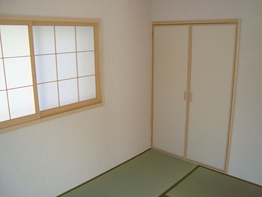 Non-living room. Building 2 Japanese-style room With a period of six tatami closet! 