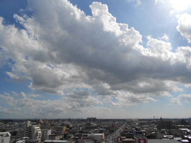 View photos from the dwelling unit. We photographed the view from the south balcony. You can look up to the vicinity of Nagoya Station.