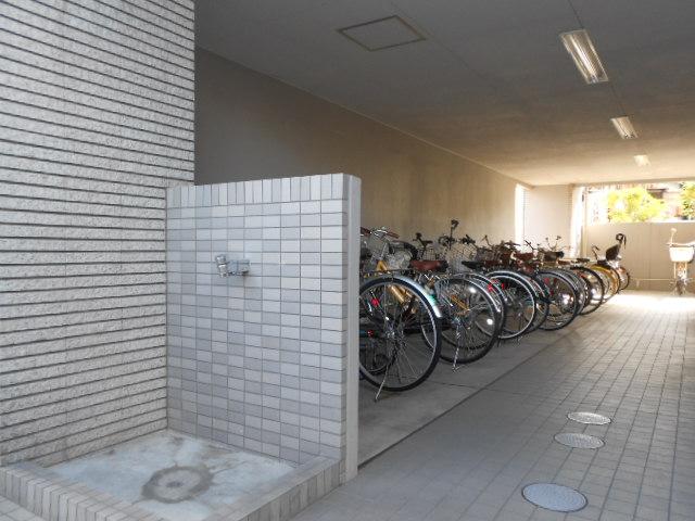 Other common areas. I photographed the bicycle parking and pet foot washing area of ​​the apartment first floor.