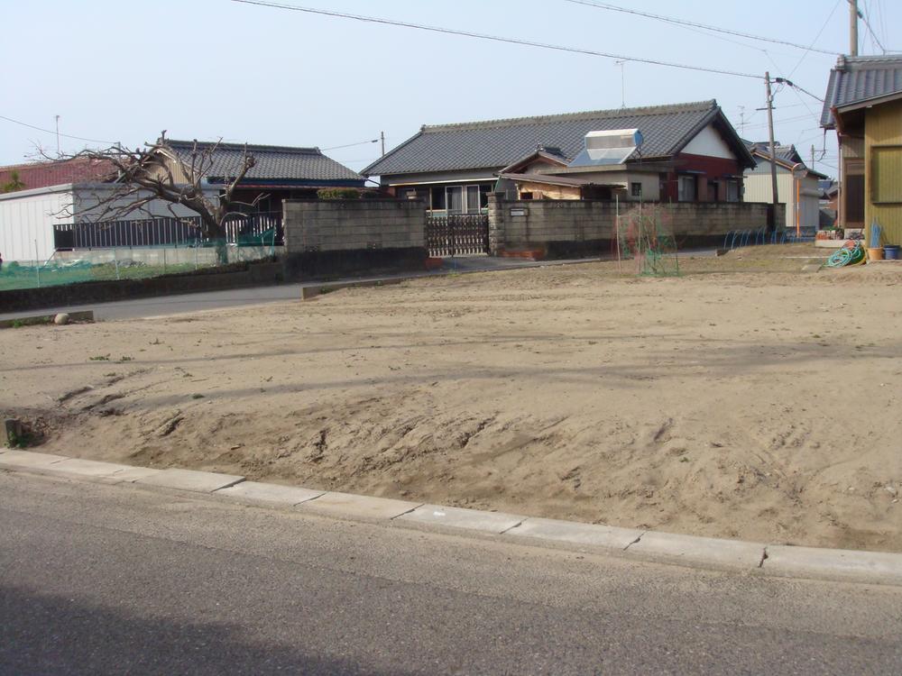 Local photos, including front road. Local (June 2013) Shooting South-facing property Building B planned site