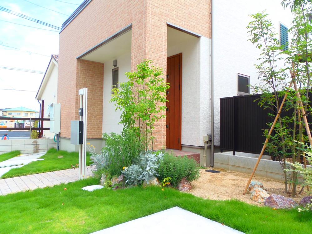 Garden. outdoor facility Lush planting content that gives Irodorikan around facade (December 2013 shooting)