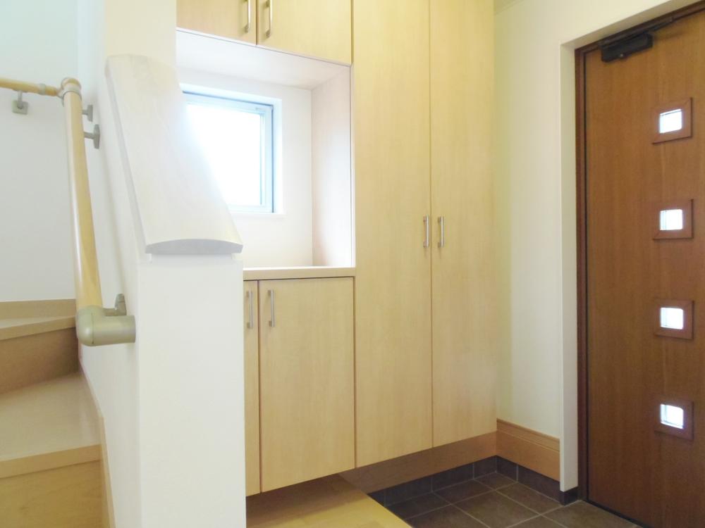 Entrance. Light shine in to the inner is, It will be the first touch to go out at the time of the owners and greet visitors