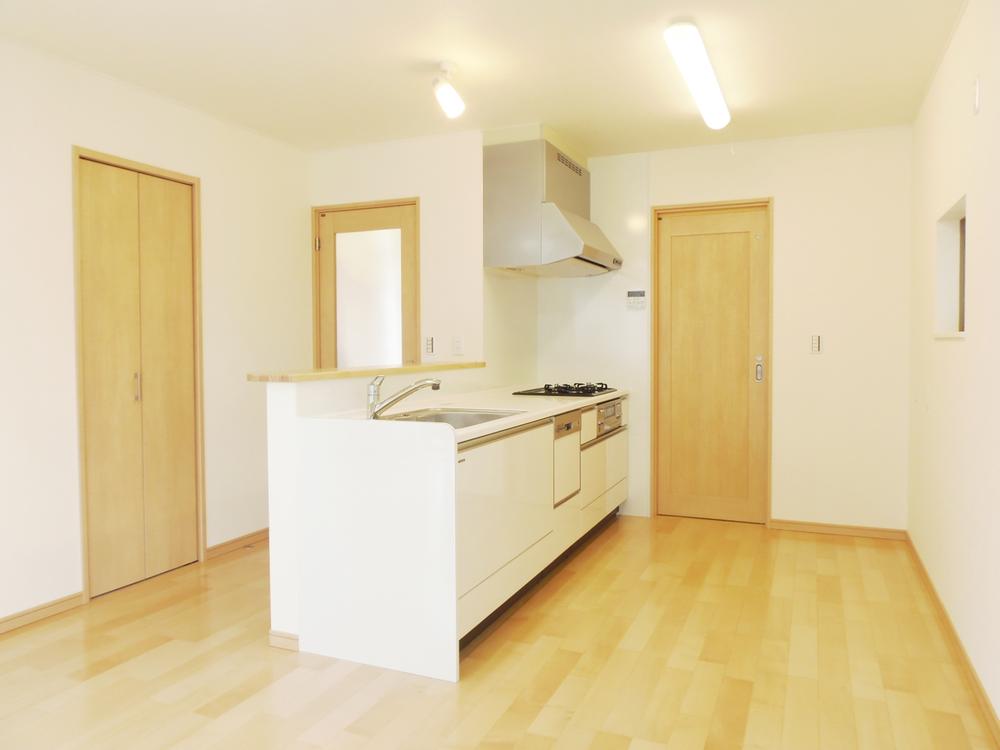 Living. a sense of space Kitchen around rich in space due to the continuity of the living, Pantry conditioning in the kitchen front (December 2013 shooting)